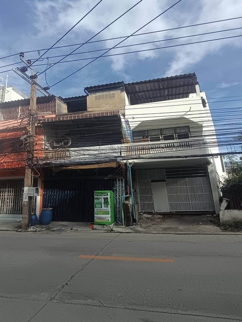 ขายอาคารพาณิชย์ห้องหัวมุม เนื้อที่ 20 ตรว สุขุมวิท 71 ซอยปรีดีพนมยงค์ 42 ติดถนนเมนซอย ใกล้ Airport Link รามคำแหง และใกล้เส้นทางลัดออกสู่เอกมัย-ทองหล่อ*** ราคาขาย 6.5 ล้านบาท ติดต่อ:: ชยา โทร/ID Line:: 0942823961   Link Line:: https://line.me/ti/p/3xFA1An8Kcรหัส# T26-1176อาคารพาณิชย์ห้องหัวมุม สุขุมวิท 71 ซอยปรีดีพนมยงค์ 42 ติดถนนซอย๐ เนื้อที่ 20 ตรว  ๐ หน้ากว้าง 4 เมตร ลึก 19 เมตร ๐ ปรับปรุงเพิ่มมูลค่าได้ 10++๐ ราคาดีมาก ทำเลดี ห้องหั