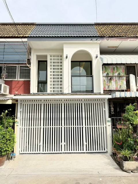 ขายทาวน์เฮาส์ 2 ชั้น ซอยเสนานิคม1 ซอย 35 รีโนเวทใหม่ พร้อมเข้าอยู่ ใกล้เกษตรนวมินทร์ โชคชัย 4*** ราคาขาย 3,690,000 บาท ติดต่อ:: ชยา โทร/ID Line:: 0942823961   Link Line:: https://line.me/ti/p/3xFA1An8Kcรหัส# T26-1175ทาวน์เฮาส์ 2 ชั้น ซอยเสนานิคม 1 รีโนเวทใหม่ พร้อมเข้าอยู่ ๐ ขนาด 19.6 ตรว.๐ 2 ห้องนอน 2 ห้องน้ำ ๐ ห้องรับแขก ห้องครัว๐ จอดรถได้ 1 คัน๐ บ้านหันทิศตะวันตก๐ บ้านแต่งใหม่ทั้งหลัง ดีไซน์เรียบ เท่ ดูอบอุ่น ให้ฟีลเหมือนคาเฟ
