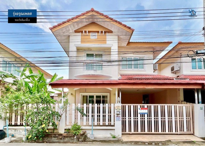 LM26-0103 รุ่งอรุณเพลส ซอยวัดส้มเกลี้ยงโครงการ :  #รุ่งอรุณเพลสทำเล : #ซอยวัดส้มเกลี้ยงพื้นที่ : 35.7 ตร.ว เพียv : 3,190,000 บาทฟังก์ชั่น :  3 นอน  3 น้ำ 1 ครัว 1 จอดทิศ : ทิศตะวันออกเฉียงเหนือสถานที่ใกล้เคียง :- ใกล้ห้างสรรพสินค้าพลัสมอลล์ บางใหญ่ ,เดอะ พาซิโอ้ พาร์ค - ใกล้โรงพยาบาลเกษมราษฎร์ รัตนาธิเบศร์ ,โรงพยาบาลบางใหญ่- ใกล้ โรงเรียนเทพศิรินทร์ นนทบุรี ,โรงเรียนเปรมประชาวัฒนา ,โรงเร�