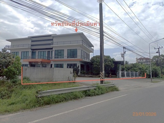 ขายโรงงาน นครศรีธรรมราช ถนน สายนครศรีธรรมราช ตำบล นาพรุ อำเภอ พระพรหม จังหวัด นครศรีธรรมราช  ถนน สายนครศรีธรรมราช - ร่อนพิบูลย์ ตำบล นาพรุ อำเภอ พระพรหม จังหวัด นครศรีธรรมราช  ราคา 19,154,000 บาท  ( ราคาต่อรองได้ )  รายละเอียดทรัพย์ -  เนื้อที่ 2 ไร่ 67.80 ตารางวา พื้นที่ใช้สอย 270 ตร.ม. -  5 ห้องน้ำ  -  บ้านหันไปทางทิศตะวันตก  พิกัดทรัพย์ : https://maps.app.goo.gl/T5h2hXPSBovUh9CT6  สถานที่ใกล้เคียง   - Central Nakhon Si - โฮมโ�
