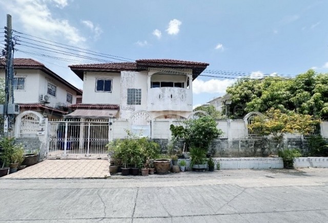 รหัสทรัพย์ : 7001บ้านแฝด หมู่บ้านทวีทอง 3 หนองแขม หลังมุม ราคาถูกมากที่ตั้ง : ซอยเลียบฝั่งเหนือ 8/4 แขวงหนองแขม เขตหนองแขม กรุงเทพมหานคร 10160รายละเอียดทรัพย์&nbsp;- บ้านแฝด 2 ชั้น เนื้อที่ 51.9 ตารางวา พื้นที่ใช้สอย 110 ตารางเมตร- 3 ห้องนอน, 2 ห้องน้ำ, 1 ห้องครัว, 1 ห้องนั่งเล่น, 2 ที่จอดรถ- หน้าบ้านหันทางทิศเหนือสถานที่ใกล้เคียง&nbsp;- รถไฟฟ้าสายสีน้ำเงิน (MRT) สถานีหลักสอง- วิคตอเรีย การ์เ�
