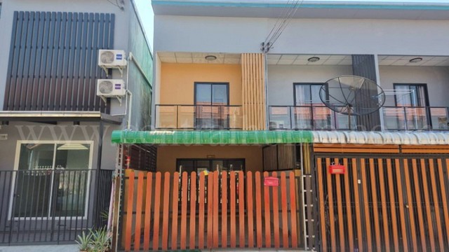 รหัสทรัพย์ N0897ทาวน์โฮม ฉัตรไพลิน ลาดหลุมแก้ว รีโนเวท พร้อมอยู่ ราคาถูกที่ตั้ง :&nbsp;ถนนเลียบคลองใหญ่ ตำบลลาดหลุมแก้ว อำเภอลาดหลุมแก้ว จังหวัดปทุมธานี 12140รายละเอียดทรัพย์- ทาวน์เฮ้าส์&nbsp;2 ชั้น เนื้อที่ 16 ตารางวา&nbsp;พื้นที่ใช้สอยประมาณ 74 ตารางเมตร&nbsp;- 2 ห้องนอน, 2 ห้องน้ำ, 1 ห้องนั่งเล่น, 1 ห้องครัว, 1 ที่จอดรถ- แอร์ 1 เครื่อง, ต่อหลังคาโรงจอดรถ และ ต่อเติมหลังคาห้องครัว- พื้นช�