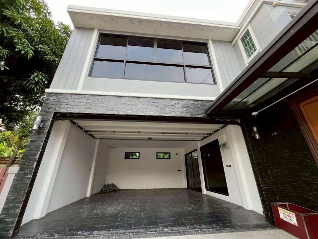 ขายด่วน บ้านเดี่ยว 2ชั้น หมู่บ้านเศรณีคาซ่า ดอนเมือง ที่ดินรวม 55.80 ตร.วา บรรยากาศดี เดินทางสะดวก สนใจติดต่อ สุเมธ 061-949-8888ขาย บ้านเดี่ยว 2ชั้น หมู่บ้าน เศรณีคาซ่า ดอนเมืองที่ตั้งโครงการ :: 8 ซอย นาวงประชาพัฒนา 6 แขวงสีกัน ดอนเมือง กรุงเทพมหานคร 10210พิกัดโครงการ :: https://maps.app.goo.gl/7jsiYLuXXdCwksoU8รายละเอียดทรัพย์-เนื้อที่ขนาด 55.80 ตารางวา -บ้านเดี่ยว 2 ชั้น (3ห้องนอน 3ห้องน้ำ)-ขายพร้อมเฟอร์นิเจ�