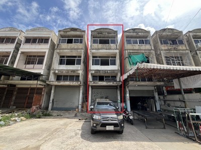 พื้นที่กว่า 300 ตร.ม. เหมาะกับธุรกิจ SME!!! ขายอาคารพาณิชย์ 3.5 ชั้น ถนนบางแวก เหมาะทำโกดัง คลังสินค้า และพื้นที่ดำเนินธุรกิจ.TPI-3350.ขายอาคารพาณิชย์ 3.5 ชั้น ติดถนนบางแวก ตรงข้ามซอยบางแวก 93 บนที่ดิน 42 ตารางวา พื้นที่ใช้สอยรวมส่วนต่อเติมประมาณ 340 ตารางเมตร เหมาะสำหรับเจ้าของธุรกิจ SME ที่ต้องการพื้นที่สำหรับเก็บสินค้า ทำงาน และบริหารธุรกิจไว้ในอาคารเดียว ขายตามสภาพ สามาร�