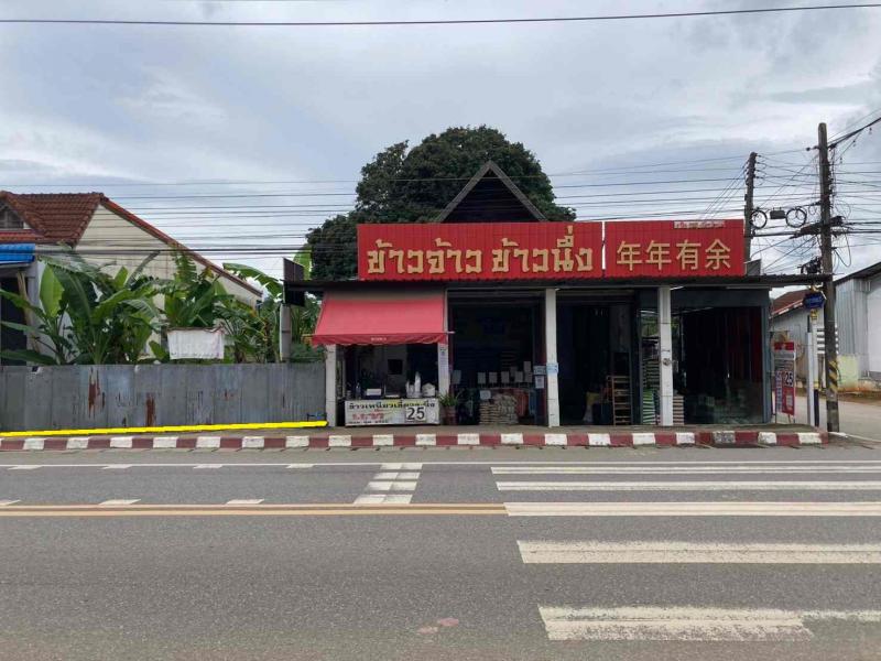 ขายที่ดินทำเลทอง เวียงป่าเป้า เชียงราย 200 ตร.ว.  ติดถนนเชียงใหม่-เชียงราย เจ้าของขายเอง ที่ตั้ง: ซอยเทศบาลตำบลเวียงป่าเป้า 33 ตำบลเวียง อำเภอเวียงป่าเป้า จังหวัดเชียงราย 57170พิกัด : https://maps.app.goo.gl/PyxAR2oC7QYZChLj8?g_st=ilรายละเอียด-  ที่ดินทำเลแบบนี้เหมาะกับคนที่มองหาที่ดินเพื่อทำธุรกิจในย่านชุมชน เพราะอยู่ติดถนนหลักและมีทางเข้าออกอีกด้าน- ทำเลค้าขายใจกลางชุมชน หน้ากว้าง 20 เมตร �
