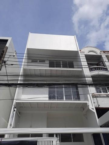 ให้เช่าทาวน์โฮม 3 ชั้น ย่านสุทธิสาร - รัชดา - ห้วยขวาง ใกล้ MRT สุทธิสาร เหมาะอยู่อาศัย โฮมออฟฟิศ หรือ Airbnbราคาขาย 8,900,000 บาทราคาเช่า 55,000 บาท / เดือน ( สัญญาขั้นต่ำ 1 ปี ประกัน 2 เดือน ล่วงหน้า 1 เดือน )ที่ตั้ง ถนนสุทธิสาร แขวงห้วยขวาง เขตห้วยขวาง กรุงเทพมหานครติดต่อ : คุณภัสพงณ์ 0634098164Line : deedee23https://www.facebook.com/profile.php?id=61581484955548เนื้อที่ 25 ตารางวา จำนวน 3 ชั้นเล่นระดับ 4 ห้องนอน 5 ห้องน้ำในตัว จอดรถคันใ