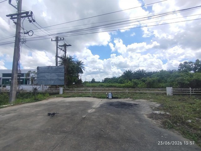 ขายอาคารสำนักงานเมืองตรัง    ถนน สายเลี่ยงเมืองตรัง  ตำบล นาโยงใต้ อำเภอ เมืองตรัง จังหวัด ตรัง  ราคาโปรโมชั่น 30,716,000   บาท    ลดจาก  41,187,000    บาท ราคาโปรโมชั่นตั้งแต่วันที่ 1 กรกฎาคม 2569 – 30 กันยายน 2569  รายละเอียดทรัพย์ -  เนื้อที่ 8-0-97.80 ไร่ -  3 ห้องนอน 2 ห้องน้ำ  -  1 ที่จอดรถ  -  บ้านหันไปทางทิศ  พิกัดทรัพย์ : https://maps.app.goo.gl/JdWRKXbMq7eJYiNGA  สถานที่ใกล้เคียง   - โลตัส ตรัง - สถานีรถไฟตรัง - บิ๊กซี ตรัง - โรงพยา