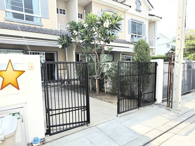 ให้เช่าทาวน์โฮม 2 ชั้น 2 ห้องนอน อินดี้ บางนา กม.7 Indy Bangna Km.7 เฟอร์พร้อมอยู่ ใกล้ราชวินิตบางแก้ว ใกล้เมกะบางนา  *** ราคาเช่า 30,000 บาท/เดือน ติดต่อ:: ชยา โทร/ID Line:: 0942823961Link Line:: https://line.me/ti/p/3xFA1An8Kcรหัส # T26-1042ทาวน์โฮม 2 ชั้น อินดี้ บางนา กม.7 Indy Bangna Km.7• ที่ดิน 18 ตร.ว.• พื้นที่ใช้สอย 89 ตร.ม.• 2 ห้องนอน• 3 ห้องน้ำ  • ลานจอดรถ 1 คัน • มีสวนหน้าบ้าน หลังบ้าน • เฟอร์นิเจอร์พร้อม สามารถเข้าอยู่ได้เครื่องใช้ไฟฟ้าครบ�