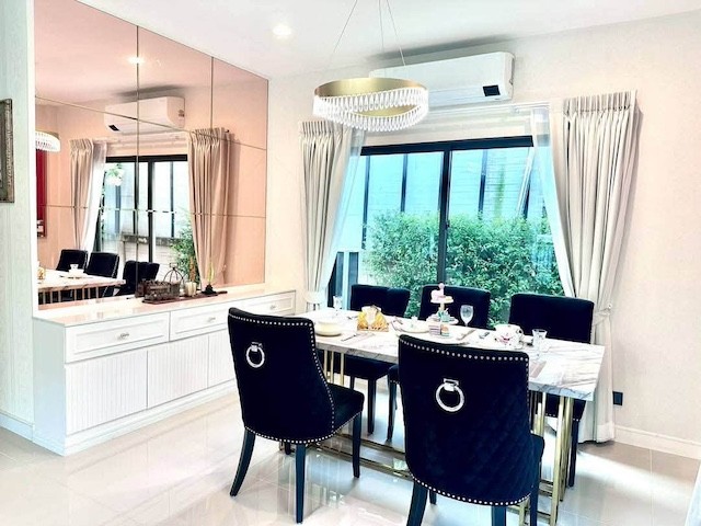 BH4311 ให้เช่าบ้านเดี่ยว เศรษฐสิริ กรุงเทพกรีฑา Setthasiri Krungthep Kreetha บ้านรีโนเวทใหม่สไตล์ Modern Luxury ใกล้ Brighton College และ Wellington Collegeติดต่อ Agent คุณบัว Buaโทร 093 646 4597LINE ID Bua093ราคาเช่า 85,000 บาทต่อเดือนบ้านเดี่ยวให้เช่า เศรษฐสิริ กรุงเทพกรีฑา ทำเลดีบนถนนกรุงเทพกรีฑา บ้านสวยรีโนเวทใหม่ ตกแต่งสไตล์ Modern Luxury พร้อมเฟอร์นิเจอร์ครบ ไม่เคยปล่อยเช่ามาก่อน เหมาะสำหรับครอบครัวที่กำลังมองหาบ้านเช่าคุณภาพในทำ�