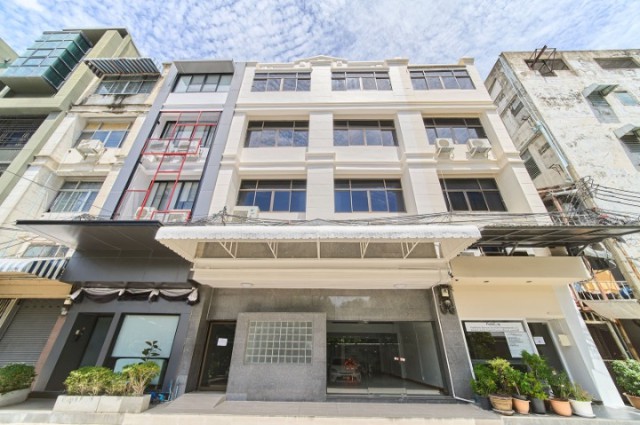 รีโนเวทใหม่ ทำเลศักยภาพ ใกล้ยู ดีไลท์ แอท บางซ่อน สเตชั่น 280 ม.กรุงเทพ-นนทบุรี26-34 MRTบางซ่อน 140ม.อาคารพาณิชย์ 6 ชั้น 2 คูหา พร้อมชั้นลอยและดาดฟ้า ออฟฟิศ 45 ตร.วา.1000ตร.ม.6 น้ำ  99,999 บาท/เดือน สถานศึกษา ตลาด รพ. เดินทางสะดวก เหมาะสำหรับสำนักงาน ศูนย์กระจายสินค้า หรือธุรกิจบริการ ค่าเช่าBangkok-Nonthaburi26-34 near MRT BangSon 400m.45sq.wa. 1000sq.m.  Six-story commercial building 2units mezzanine 99,999 THB/month rooftop Land area with 6 bath. Newly renovated and suitable for offices distribution centers or service businesses. Near U Deli