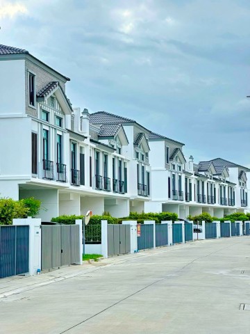 ใกล้สนามกอล์ฟเมืองแก้ว 1.6 กม.ตลาด รร.นานาชาติคอนคอร์เดียน 1.7 กม.ทำเลศรีนครินทร์ บางนา 2 นอน 3 น้ำ ขนาด 21 ตร.ว.พื้นที่ใช้สอย 168 ตร.ม. 41,999 B-M. ทาวน์โฮมหรู 2 ชั้น พร้อมเฟอร์ฯ และเครื่องใช้ไฟฟ้าครบ  โรงพยาบาล ศูนย์การค้า และรถไฟฟ้า ทำเลเดินทางสะดวก เชื่อมต่อถนนหลัก ทางด่วน และสนามบินสุวรรณภูมิได้รวดเร็วConcordian International School 1.7 km. Srinakarin Bangna location. 2 bed 3 bath 21 sq.wa. 168 sq.m. usable area. 41,999 B-M. Luxury 2-story townhome fully furnished with complete appliances. Near M