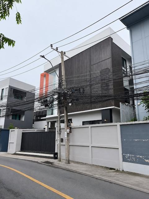 ให้เช่าบ้านเดี่ยว 3 ชั้น ย่านสุทธิสาร ห้วยขวาง ใกล้ MRT สุทธิสาร และ MRT ห้วยขวาง เหมาะทำโฮมออฟฟิศ บริษัท และอยู่อาศัยราคาเช่า 120,000 บาท / เดือน ( สัญญาขั้นต่ำ 1 ปี ประกัน 2 เดือน ล่วงหน้า 1 เดือน )ที่ตั้ง ถนนสุทธิสารวินิจฉัย ซอย 20 มิถุนา แขวงห้วยขวาง เขตห้วยขวาง กรุงเทพมหานครติดต่อ : คุณภัสพงณ์ 0634098164Line : deedee23https://www.facebook.com/profile.php?id=61581484955548เนื้อที่ 100 ตารางวา พื้นที่ใช้สอยประมาณ 360 ตารางเมตร �