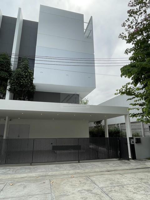 ให้เช่าโฮมออฟฟิศ 3.5 ชั้น โครงการอาคิน วิภาวดี (ARKIN VIBHAVADI) หลังมุม ซอยวิภาวดี 84 ใกล้ทางด่วนและรถไฟฟ้าราคาเช่า 95,000 บาท / เดือน ( จดทะเบียนบริษัทได้ )ที่ตั้ง ถนนวิภาวดีรังสิต ซอยวิภาวดี 84 แขวงสนามบิน เขตดอนเมือง กรุงเทพมหานครติดต่อ : คุณภัสพงณ์ 0634098164Line : deedee23https://www.facebook.com/profile.php?id=61581484955548เนื้อที่ 41.4 ตารางวา พื้นที่ใช้สอย 270 ตารางเมตร จำนวน 3.5 ชั้น 3 ห้องนอน 4 ห้องน้ำ มี 2 ห้องนั่งเล่น จอดรถ 3 คั�