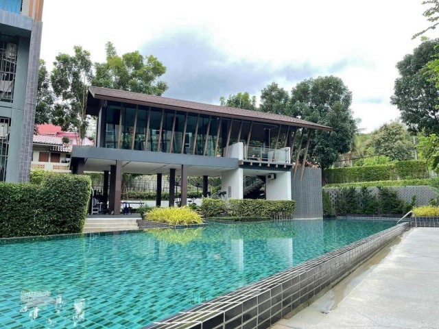 ขายเพียง 2.95 ล้าน/ห้อง #Dcondo #Campus Resort Chiang Mai by #Sansiri ตกแต่งคล้านๆกัน #เฟอร์นิเจอร์ครบ #หลังมช. ห่างประตูวิศวะเพียง 350 เมตร #เเหมาะทั้งซื้ออยู่เองหรือลงทุนปล่อยเช่าได้ เดินทางสะดวกรายละเอียดห้องชั้น 1 อาคาร C/B (มี 2 ห้อง)ขนาด 29.9 ตร.ม.1 ห้องนอน | 1 ห้องน้ำห้องรับแขกห้องครัวมุมทำงานมุมทานอาหารระเบียงส่วนตัวแถมเครื่องใช้ไฟฟ้าครบแอร์Smart TVตู้เย็นไมโครเวฟเครื่องทำน้ำอุ่นเตาไฟฟ้า + เคร�