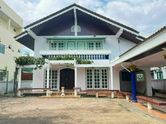 ขายบ้านเดี่ยว 2 ชั้น หมู่บ้านสวนสน ซอยรามคำแหง 60 เข้าออกได้ทั้งถนนรามคำแหงและถนนกรุงเทพกรีฑาราคาขาย 8,100,000 บาท ( ค่าใช้จ่ายวันโอนกรรมสิทธิ์ตามตกลง )ที่ตั้ง ถนนรามคำแหง ซอยรามคำแหง 60 แขวงหัวหมาก เขตบางกะปิ กรุงเทพมหานคร 10240ติดต่อ : คุณภัสพงณ์ 0634098164Line : deedee23https://www.facebook.com/profile.php?id=61581484955548เนื้อที่ 101 ตารางวา จำนวน 2 ชั้น 4 ห้องนอน 3 ห้องน้ำ มีห้องครัว จอดรถได้หลายคันจุดเด่นบ้านเดี่ยวพ