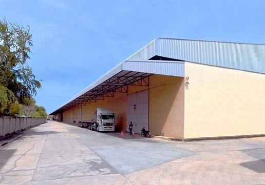 ให้เช่าโกดังติดนิคมอุตสาหกรรมโรจนะอยุธยา2100ตร.มรองรับรถบรรทุกขนาดใหญ่พร้อมระบบCCTVระบบสาธารณูปโภคครบครันราคาเช่า 315,000 บาท / เดือน ( ราคา 120 บาท / ตร.ม. ) ที่ตั้ง เลขที่ 33/3 ตำบลสามเรือน อำเภอบางปะอิน จังหวัดพระนครศรีอยุธยา 13160ติดต่อ : คุณภัสพงณ์ 0634098164Line : deedee23https://www.facebook.com/profile.php?id=61581484955548พื้นที่ใช้สอย 2,100 ตารางเมตร ถนนภายในโครงการกว้าง 12 - 14 เมตร จุดเด่นโกดังตั้งอยู่ติดนิคมอุตสาหกรรมโ�