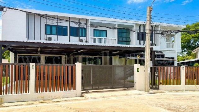 รหัสทรัพย์ 7204บ้านเดี่ยว ธารารมณ์ รามคำแหง 150 หลังใหญ่ 600 ตร.ม. โครงสร้างดี สงบเป็นส่วนตัว ใกล้ส่วนกลาง&nbsp;ที่ตั้ง :&nbsp;ถนนรามคำแหง แขวงราษฎร์พัฒนา&nbsp;เขตสะพานสูง&nbsp;กรุงเทพมหานคร 10240รายละเอียดทรัพย์-&nbsp;บ้านเดี่ยว&nbsp;2&nbsp;ชั้น เนื้อที่ดิน 286 ตารางวา พื้นที่ใช้สอย 600 ตารางเมตร- 4 ห้องนอน, 6 ห้องน้ำ,&nbsp;1 ห้องนั่งเล่น, 1 ห้องครัว, 2 ห้องทำงาน, 4 ห้องอเนกประสงค์, 10 ที่จอดรถ- แอร์ 10 เครื่อง, เค�