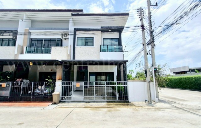 รหัสทรัพย์&nbsp; 6372ทาวน์โฮม ลิฟวิ่ง เรสซิเดนซ์ รังสิต - ราชพฤกษ์&nbsp; หลังมุมต้นซอย ตกแต่งพร้อมอยู่ ห่างถนน 345 เพียง 50 เมตรที่ตั้ง :&nbsp;ถนน 345 ตำบลบางพูน อำเภอเมือง จังหวัดปทุมธานี 12000&nbsp;รายละเอียดทรัพย์- ทาวน์โฮม 2&nbsp;ชั้น ขนาดพื้นที่ 32.2&nbsp;ตารางวา พื้นที่ใช้สอย ประมาณ 160 ตารางเมตร- 4&nbsp;ห้องนอน, 3&nbsp;ห้องน้ำ, 1 ห้องครัว, 1 ห้องรับแขก, 2 ที่จอดรถ- แอร์ 4&nbsp;เครื่อง,&nbsp;เครื่องทำน้ำอุ่น 2 เครื่อง,