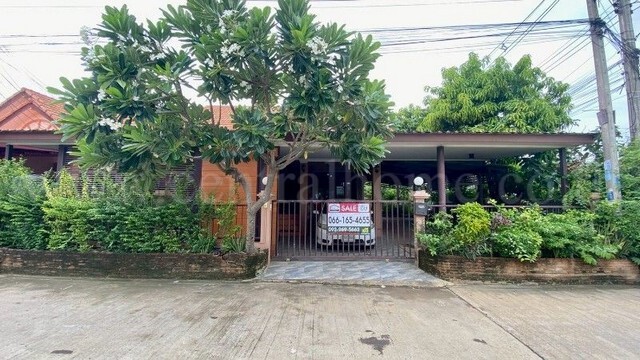รหัสทรัพย์ N1349บ้านริมน้ำ บ้านเดี่ยวชั้นเดียว 75.9 ตร.วา โครงสร้างแข็งแรง วังน้อย อยุธยา ถูกที่สุด!!!!ที่ตั้ง :&nbsp; ถนนโรจนะ ตำบลตำตาเสา อำเภอวังน้อย จังหวัดพระนครศรีอยุธยา 13170รายละเอียดทรัพย์- บ้านเดี่ยวหมู่บ้านริทน้ำ เนื้อที่ 75.9&nbsp;ตารางวา พื้นที่ใช้สอย 180&nbsp;ตารางเมตร&nbsp;- บ้านหลังมุม โปร่งโล่งสบาย มีบริเวณพักผ่อนนอกตัวบ้าน- 3&nbsp;ห้องนอน, 2 ห้องน้ำ, 1 ห้องนั่งเล่น, 1 ห้องครัว-