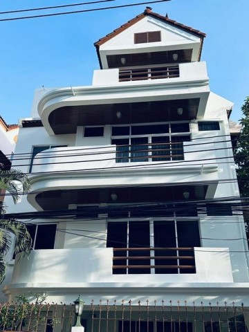 ให้เช่าบ้านเดี่ยว 4 ชั้น 5 ห้องนอน ย่านพร้อมพงษ์ ซอยสุขุมวิท 31 ตกแต่งพร้อมเฟอร์นิเจอร์ ใกล้ BTS พร้อมพงษ์, Emporium ** รับ Air Bnbติดต่อ:: ชยา โทร/ID Line:: 0942823961Link Line:: https://line.me/ti/p/3xFA1An8Kcรหัส# T26-950บ้านเดียว ย่านพร้อมพงษ์ สุขุมวิท 31 ย่านเอ็มโพเรียม• เนื้อที่ 40 ตรว.• พื้นที่ใช้สอยประมาณ 350 - 400 ตรม.• 5 ห้องนอน 5 ห้องน้ำ• ห้องแม่บ้าน, กล้องวงจรปิด, สวนขนาดเล็ก,• ที่จอดรถ 2-3 คัน,• ปรับปรุงบ้านใหม่ ตกแต่งเฟอร์นิ
