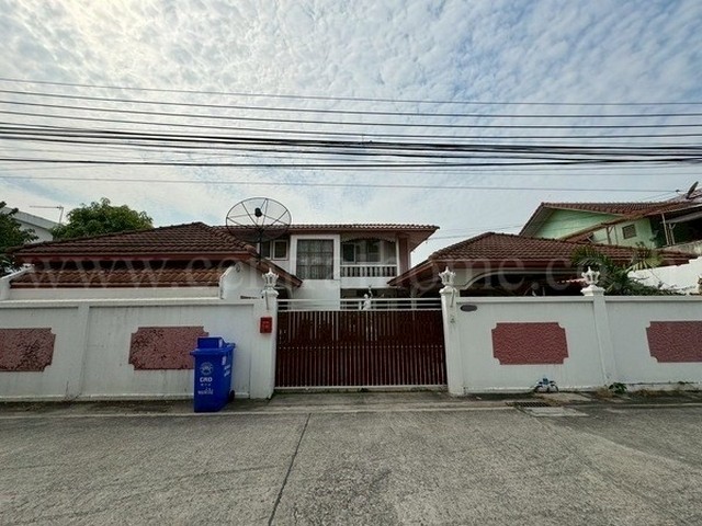 รหัสทรัพย์&nbsp; 6683บ้านเดี่ยว หมู่บ้านจรรยานิเวศน์ ซ.แจ้งวัฒนะ-ปากเกร็ด35ที่ตั้ง : ถนนแจ้งวัฒนะ ตำบลคลองเกลือ อำเภอปากเกร็ด จังหวัดนนทบุรี 11120รายละเอียดทรัพย์&nbsp;&nbsp;- บ้านเดี่ยว&nbsp;2&nbsp;ชั้น ขนาดพื้นที่ 87&nbsp;ตารางวา พื้นที่ใช้สอย 348 ตารางเมตร-&nbsp;5 ห้องนอน, 4 ห้องน้ำ, 1 ห้องรับแขก, 1 ห้องครัว, 4 ที่จอดรถทำเลและสถานที่ใกล้เคียง- ห้างสรรพสินค้า เซ็นทรัล แจ้งวัฒนะ, บิ๊กซี แจ้งวัฒนะ, โล
