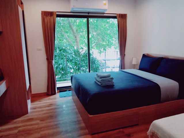 ขาย คอนโด La Habana Hua Hin ใกล้ชายหาดหัวหิน ขนาด 25.52 ตร.ม. ห้องสตูดิโอ ตกแต่งครบ วิวสวนและส่วนกลาง 2,390,000 บาทคอนโดสไตล์รีสอร์ตในโครงการ La Habana Hua Hin ซอยหัวถนน 23 หัวหิน ได้รับแรงบันดาลใจจากสถาปัตยกรรมสไตล์คิวบา บรรยากาศร่มรื่น พร้อมสิ่งอำนวยความสะดวกครบครัน เหมาะสำหรับพักอาศัย บ้านพักตากอากาศ หรือซื้อเพื่อปล่อยเช่าลงทุนรายละเอียดทรัพย์• พื้นที่ใช้สอย 25.52 ตารางเมตร• ห้องสตู