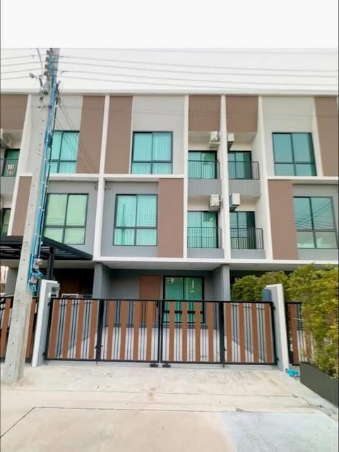 ให้เช่าทาวน์โฮม 3 ชั้น โครงการ Nue Connex ดอนเมือง โซนหน้า Clubhouse ใกล้รถไฟฟ้า 2 สายราคาขาย 6,490,000 บาท ( โอนคนละครึ่ง )ราคาเช่า 33,000 บาท / เดือนที่ตั้ง ถนนวิภาวดีรังสิต แขวงสนามบิน เขตดอนเมือง กรุงเทพมหานคร 10210ติดต่อ : คุณภัสพงณ์ 0634098164Line : deedee23https://www.facebook.com/profile.php?id=61581484955548เนื้อที่ 22.5 ตารางวา พื้นที่ใช้สอย 190 ตารางเมตร จำนวน 3 ชั้น 4 ห้องนอน 4 ห้องน้ำแบบบ้าน Tango โซนหน้า Clubhouse ติดสนามเด็กเล่นและสระว่ายน้ำ�