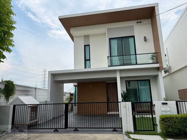 ให้เช่าแฝดสไตล์บ้านเดี่ยวหลังริม 2 ชั้น 4 ห้องนอน โครงการ Como Bianca บางนา กม.10 ใกล้เมกะบางนา**** ราคาเช่า 45,000 บาท/เดือน  ติดต่อ::  ชยา โทร/ID Line:: 0942823961   Link Line:: https://line.me/ti/p/3xFA1An8Kcรหัส# T26-746บ้านแฝดสไตล์บ้านเดี่ยวหลังริม โครงการ Como Bianca ใกล้เมกะบางนา๐ เฟอร์นิเจอร์และเครื่องใช้ไฟฟ้าพร้อมอยู่ ทำเลดีมาก เหมาะกับผู้ที่ชอบความเงียบสงบ๐ เนื้อที่ 35 ตรว. ๐ พื้นที่ใช้สอย 165 ตรม.๐ 4 ห้องนอน (สามารถปรับได้ต�