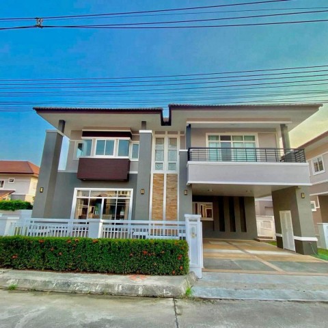 ด่วน! ขายขาดทุนเพียง 5.9 ล้าน 120 ตรว. #โซนสันกำแพง บ้านหลังใหญ่ 2 ชั้น #ราคาต่ำกว่าราคาประเมิน ตกแต่งหรูสไตล์ Modern Contemporary พร้อมพื้นที่รอบบ้านกว้าง สามารถต่อเติมเพิ่มได้รายละเอียดบ้านที่ดิน 120 ตร.วาพื้นที่ใช้สอย 256 ตร.ม.5 ห้องนอน / 5 ห้องน้ำห้องแม่บ้าน 1 ห้อง พร้อมห้องน้ำในตัว2 ห้องรับแขกห้องนั่งเล่นสำหรับครอบครัว ชั้น 21 ห้องรับประทานอาหารจอดรถ 2 คันเฟอร์นิเจอร์และของแถม บ
