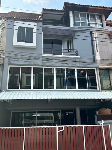 BH4318 ให้เช่าโฮมออฟฟิศ 4 ชั้น 350 ตารางเมตร ลาดพร้าว 80 เหม่งจ๋าย รีโนเวทใหม่ จดทะเบียนบริษัทได้ ไม่มีค่าส่วนกลางติดต่อ Agent คุณบัว Buaโทร 093 646 4597LINE ID Bua093กรณีพักอาศัย 39,000 บาทต่อเดือนกรณีจดทะเบียนบริษัท 43,000 บาทต่อเดือนให้เช่าโฮมออฟฟิศ 4 ชั้น ย่านลาดพร้าว 80 เหม่งจ๋าย รัชดาภิเษก 18 รีโนเวทใหม่ทั้งหลัง พื้นที่ใช้สอยประมาณ 350 ตารางเมตร เหมาะสำหรับทำสำนักงาน ออฟฟิศ ธุรกิจ SME หรือใช้ง�