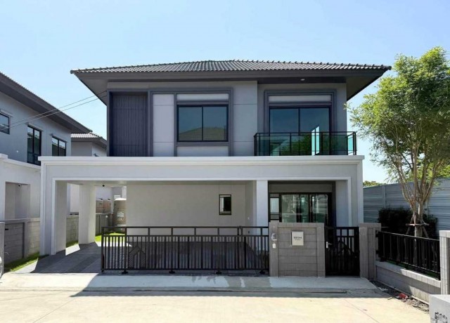 AOM 3069ให้เช่า/ขาย บ้านเดี่ยวหรู พร้อมอยู่ บริทาเนีย บางนา ศรีวารี 4 ห้องน้ำ 4 ห้องนอน 65,000/เดือน   โครงการ บริทาเนีย บางนา-ศรีวารี ตำบลหนองปรือ บางพลี,สมุทรปราการ  4  ห้องนอน   4   ห้องน้ำ   1  ห้องรับแขก   1  ห้องครัว   ที่ดิน   55.10 ตร.ว.   ใช้สอย   190.00 ตร.ม. จุดเด่น- บ้านหลังริม ตำแหน่งพิเศษ ซอยส่วนตัว เพียงฝั่งละ 3 หลัง- ตกแต่งสไตล์ Modern Built-in ครบทั้งหลัง สวยอบอุ่น- เฟอร์นิเจอร์และเครื่องใช้ไฟฟ
