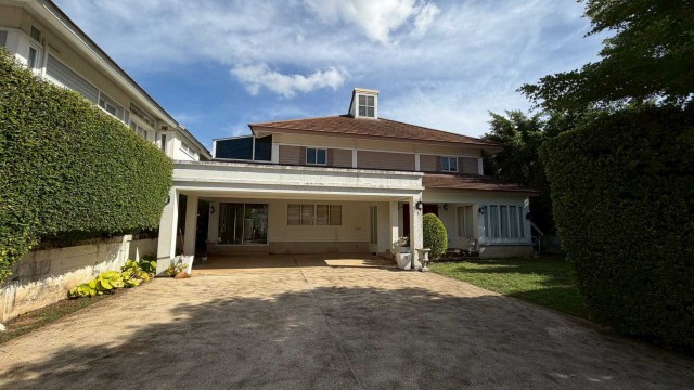 AOM 3066ขายบ้านเดี่ยวหลังใหญ่ 114 ตรว. หมู่บ้านบางแสนมหานคร 3 นอน 4 น้ำ จอดรถ 5 คัน ใกล้หาดบางแสน   โครงการ หมู่บ้าน บางแสนมหานคร ตำบลบ้านปึก เมืองชลบุรี,ชลบุรี  3  ห้องนอน   4   ห้องน้ำ   1  ห้องรับแขก   1  ห้องครัว   ที่ดิน   114.10 ตร.ว.   ใช้สอย   353.00 ตร.ม.ราคา 10,600,000 รายละเอียดบ้าน บ้านเดี่ยว 2 ชั้นเนื้อที่ 114.1 ตารางวาพื้นที่ใช้สย 353 ตารางเมตร3 ห้องนอน4 ห้องน้ำที่จอดรถ 5 คันพื้นที่ดินกว้างขวาง 114.1 ตร