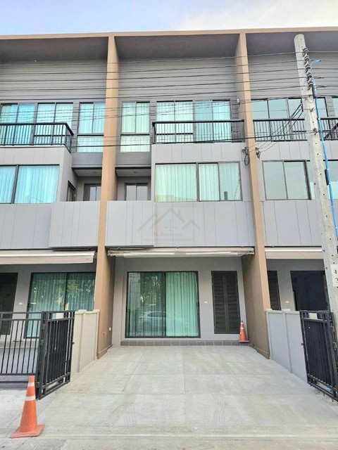 ให้เช่าทาวน์โฮม 3 ชั้น 3 ห้องนอน บ้านกลางเมือง พระราม 9 - กรุงเทพกรีฑา มีร้านสะดวกซื้อหน้าปากซอย บ้านใหม่ ตกแต่งครบ พร้อมเข้าอยู่ 10 นาที ถึง Brighton College*** ราคาเช่า 38,000 บาท/เดือน ติดต่อ:: ชยา โทร/ID Line:: 0942823961   Link Line:: https://line.me/ti/p/3xFA1An8Kcรหัส# T26-1048ทาวน์โฮม 3 ชั้น โครงการบ้านกลางเมือง พระราม 9 - กรุงเทพกรีฑา • เนื้อที่ 18.5 ตรางวา• พื้นที่ใช้สอย 152 ตร.ม. • 3 ห้องนอน• 2 ห้องอาบน้ำ 1 ห้องน้ำ• จอดรถได้ 1 คัน• ถนน