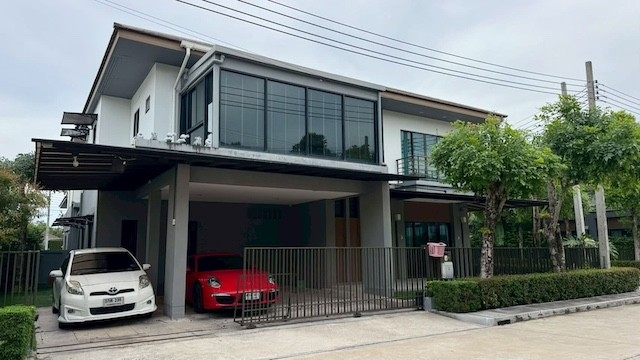 BH4281 ให้เช่าบ้านเดี่ยว 2 ชั้น บ้านลุมพินี สวนหลวง ร.9 บ้านหลังมุม พร้อมเฟอร์นิเจอร์ ใกล้ถนนเฉลิมพระเกียรติ ร.9 เขตประเวศติดต่อ Agent คุณบัว (Bua)Tel: 093-646-4597&nbsp;LINE ID: Bua093ค่าเช่า 100,000 บาทต่อเดือนบ้านเดี่ยวหลังใหญ่ แปลงมุม พร้อมเข้าอยู่ให้เช่าบ้านเดี่ยว 2 ชั้น ในโครงการบ้านลุมพินี สวนหลวง ร.9 ทำเลศักยภาพ ติดถนนเฉลิมพระเกียรติ ร.9 เขตประเวศ กรุงเทพมหานคร บ้านตกแต่งครบทั้งหลัง พื้นที�