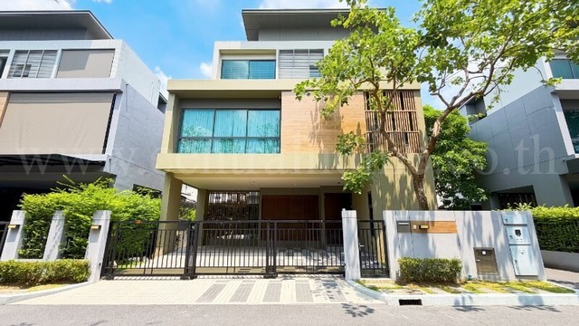 รหัสทรัพย์ 7032บ้านเดี่ยว 3 ชั้น หลังกลาง หน้าบ้านไม่ชนใคร&nbsp;Grand Bangkok Boulevard ราชพฤกษ์-พระราม 5 พร้อมลิฟต์ส่วนตัวและตกแต่ง Built-in ทั้งหลังที่ตั้ง :&nbsp;ถนนนครอินทร์ (ใกล้วงเวียนพระราม5) ตำบลบางขุนกอง อำเภอบางกรวย จังหวัดนนทบุรี 11130รายละเอียดทรัพย์-&nbsp;โครงการคุณภาพพัฒนาโดย SC ASSET ความเป็นส่วนตัวสูงเพียง 51 ยูนิต พร้อมระบบสายไฟใต้ดินทั้งโครงการ- บ้านเดี่ยว แบบบ้าน&nbsp;Modern Luxury : New Tribeca 3 ชั้น