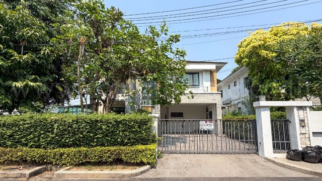 รหัสทรัพย์ 7029บ้านเดี่ยว เพอร์เฟค มาสเตอร์พีซ เลคไซด์ รังสิต หลังมุม ถูกสุดในโครงการที่ตั้ง : ถนนรังสิต-ปทุมธานี ตำบลบ้านกลาง อำเภอเมืองปทุมธานี จังหวัดปทุมธานี 12000รายละเอียดทรัพย์- บ้านเดี่ยว 2 ชั้น ขนาดเนื้อที่ 101.8 ตารางวา พื้นที่ใช้สอย 392 ตารางเมตร หลังมุม- 4 ห้องนอน, 4 ห้องน้ำ, 1 ห้องครัวฝรั่ง, 1 ครัวไทย, 1&nbsp;ห้องรับแขก, 1 ห้องนั่งเล่น, 1 ห้องแม่บ้าน, 1 ห้องน้ำแม่บ้าน, 4 ที่