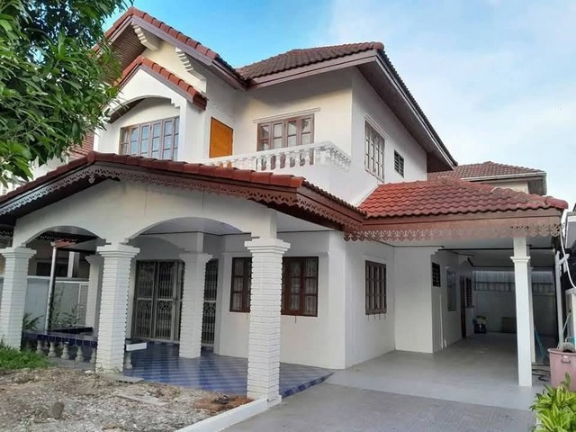 ขายบ้านเดี่ยว 2 ชั้น 60 ตรว. หมู่บ้านเคหะธานี 4 ซ.มิสทีน ถนนรามคำแหง ใกล้โรงเรียนเตรียมอุดมน้อมเกล้า*** ราคาขาย 5.9 ล้านบาท ติดต่อ:: ชยา โทร/ID Line:: 0942823961   Link Line:: https://line.me/ti/p/3xFA1An8Kcรหัส# T26-1050บ้านเดี่ยว 2 ชั้น หมู่บ้านเคหะธานี 4 ซ.มิสทีน ถนนรามคำแหง• พื้นที่ 60 ตรว. • 3 ห้องนอน • 2 ห้องน้ำ • 1 ห้องรับแขก 1 ห้องครัว • ที่จอดรถ 3-4 คัน• ใกล้สิ่งอำนวยความสะดวกครบ • การเดินทางสะดวกสบาย มีเชื่อมต่อกับถนน�