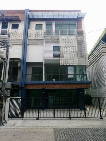 ให้เช่า Home office 4 ชั้น หลังมุม ซอยรามอินทรา 40 นวลจันทร์ ** Agent **ติดต่อ คุณปอ : 061 619 8565ID line: 061 619 8565แอดไลน์กดที่ลิงค์นี้ได้เลยครับ : https://line.me/ti/p/zu0mm-ozFXติดต่อ คุณบิว : 081 252 3279 ID line: 061 787 9691แอดไลน์กดที่ลิงค์นี้ได้เลยครับ : https://line.me/ti/p/SR5Ehdv_q-** รหัส BT360ราคา 60,000 บาท/เดือน (ประกัน 2 เดือน ล่วงหน้า 1 เดือน)โครงการ ดิสทริค เอกมัย-รามอินทรา (DISTRICT Ekkamai - Ramintra)  โฮมออฟฟิศ (Home office) 4 ชั้น หลังมุม เนื้อที่ 49 ตารางวา พื้นที่ใช้สอย 320 ตาราง