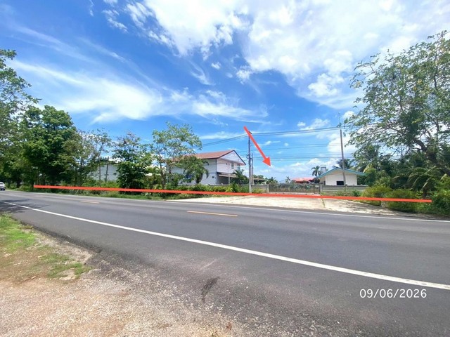 ขายโรงงาน ราชบุรี ถนน บ้านเลือก ตำบล เตาปูน อำเภอ โพธาราม จังหวัด ราชบุรี   ถนน บ้านเลือก - หนองตากยาย ตำบล เตาปูน อำเภอ โพธาราม จังหวัด ราชบุรี  ราคาโปรโมชั่น 37,521,000  บาท    ลดจาก 48,263,000 บาท ราคาโปรโมชั่นตั้งแต่วันที่ 1 กรกฎาคม 2569 – 30 กันยายน 2569  รายละเอียดทรัพย์ -  เนื้อที่ 7 ไร่  พื้นที่ใช้สอย 4,015 ตร.ม. -  บ้านหันไปทางทิศเหนือ  พิกัดทรัพย์ : https://maps.app.goo.gl/pdfFR4RWLkWD7UY99  สถานที่ใกล้เคียง   - โรงพยา�