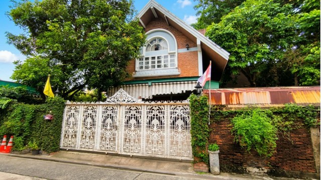 บ้านเดี่ยวสไตล์สเปน | พหลโยธิน 24 ใกล้ BTS เพียง 400 ม.ขายบ้านเดี่ยว 2 ชั้น บนที่ดิน 202 ตร.ว.ทำเลหายากใจกลางย่านพหลโยธิน–ลาดพร้าว–รัชโยธินราคา : 88,000,000 .-บาท รหัสทรัพย์ : 98265จุดเด่นทรัพย์- บ้านสไตล์สเปน ออกแบบโดยสถาปนิก- ที่ดินหน้ากว้าง 30 ม. ลึก 27 ม.- บ้านอายุกว่า 40 ปี มีเอกลักษณ์และคุณค่าด้านงานออกแบบ- โถง Lobby แบบ Double Volume สูงกว่า 7 ม.- ประตู–หน้าต่างทรงโค้ง พร้อมงานตกแต่งสไตล์คลาสสิก-