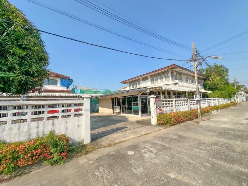 ขายบ้านเดี่ยว 2ชั้น ตลิ่งชัน ซอยทุ่งมังกร 15 ใกล้ทางด่วนเพียง 700 เมตร หายากมากในโซนตลิ่งชันที่ตั้ง : แขวงฉิมพลี เขตตลิ่งชัน กรุงเทพมหานคร 10170ขนาดพื้นที่ : 207.9 ตร.ว.รายละเอียด-บ้านเดี่ยวขนาดใหญ่บนที่ดินแปลงสวย ทำเลเงียบสงบ แต่เดินทางเข้าเมืองสะดวก เหมาะทั้งอยู่อาศัยและทำธุรกิจ-หน้ากว้างประมาณ 17 เมตร ลึก 48 เมตร-3 ห้องนอน-3 ห้องน้ำ-ห้องอเนกประสงค์ 5 ห้อง-ห้องออกกำลังก