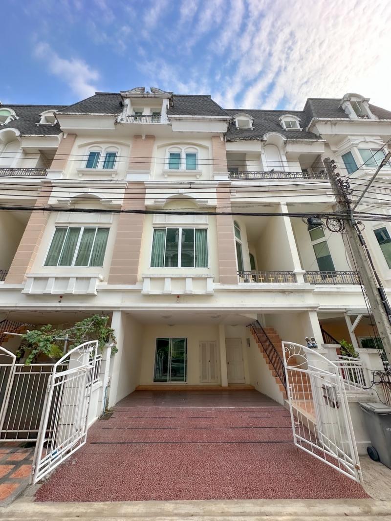 ขายทาวน์โฮม 3 ชั้น หมู่บ้านยูโรโนวา ลาดกระบัง 24/1 กรุงเทพมหานคร ที่ตั้ง : แขวงลาดกระบัง เขตลาดกระบัง กรุงเทพมหานคร 10520ขนาดพื้นที่ : 27.6 ตร.ว.ขนาดพื้นที่ใช้สอย 261 ตร.ม.รายละเอียด-ทาวน์โฮม 3 ชั้น หลังใหญ่ ขนาดใหญ่กว่าบ้านเดี่ยวหลายโครงการ-3 ห้องนอน-5 ห้องน้ำ ทุกห้องนอนมีห้องน้ำส่วนตัว-จอดรถ 2 คัน-บ้านหันทิศเหนือ ลมดี-ถนนหน้าบ้านกว้าง-ห้องนั่งเล่นเพดานสูง Double Volume ประมาณ 4 เมต