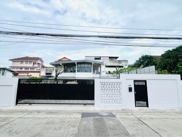 RHT2719ให้เช่าบ้านเดี่ยว  บ้านประชานิเวศน์1 วิภาวดี ใกล้ ตลาดมาร์เช่ , ตลาดประชานิเวศน์ 1และ เดอะมอลล์ งามวงศ์วาน เนื้อที่ 111 ตารางวา 3ห้องนอน 3ห้องน้ำ 4ที่จอดรถสนใจติดต่อคุณเจี๊ยบ 092-851-6969Line :Keti2522ราคาเช่า 49,000 บาท/เดือน ถนน เทศบาลนิมิตรเหนือ แขวงลาดยาว เขตจตุจักร กรุงเทพมหานคร 10900ตัวบ้านมีพื้นที่ใช้สอยกว้างขวาง ครัวแยกเป็นสัดส่วน พื้นที่รอบบ้าน เหมาะสำหรับครอบครัวหรือปร
