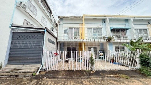 รหัสทรัพย์ : 7290ทาวน์เฮ้าส์ หมู่บ้านเบญจทรัพย์ รังสิต - นครนายก คลอง 6ที่ตั้ง :&nbsp;ถนนรังสิต - นครนายก ตำบลรังสิต อำเภอธัญบุรี จังหวัดปทุมธานี 12110รายละเอียดทรัพย์- ทาวน์เฮ้าส์ 2 ชั้น ขนาดพื้นที่ 16 ตารางวา พื้นที่ใช้สอย 98 ตารางเมตร- 2 ห้องนอน, 2 ห้องน้ำ, 1 ห้องนั่งเล่น, 1 ห้องครัว, 1 ที่จอดรถ- ต่อเติมครัวหลังบ้าน พื้นปูกระเบื้อง ทั้งข้างบน และล่าง หน้าบ้านหันทิศเหนือสิ่งอำนวย