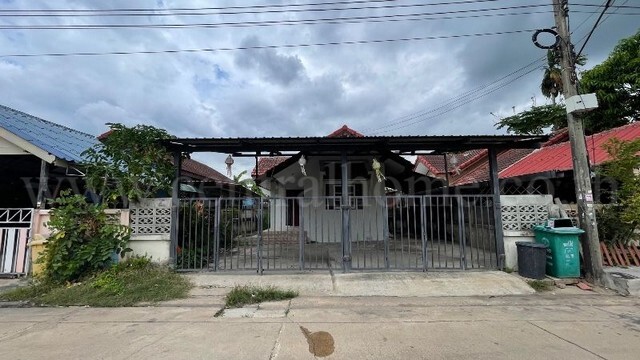 รหัสทรัพย์ : N1096บ้านเดี่ยว 54 ตรว.หมู่บ้านสองฝั่งคลอง ลาดหลุมแก้ว ราคาถูก!ที่ตั้ง :&nbsp;ถนนบางบัวทอง-สุพรรณบุรี ตำบลหน้าไม้ อำเภอลาดหลุมแก้ว ปทุมธานี 12140รายละเอียดทรัพย์-&nbsp;บ้านเดี่ยว 1 ชั้น&nbsp;เนื้อที่ 54 ตารางวา พื้นที่ใช้สอย 95 ตารางเมตร- 2 ห้องนอน, 2 ห้องน้ำ, 1 ห้องรับแขก, 1&nbsp;ห้องครัว, 2 ที่จอดรถ- เหล็กดัด- หน้าบ้านหันทางทิศเหนือทำเล และสถานที่ใกล้เคียง- หน้าโครงการติดถนนบา