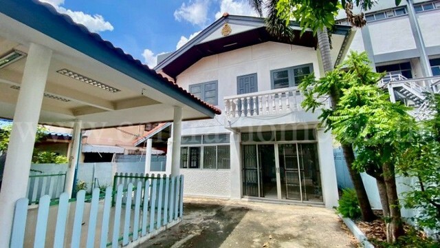 รหัสทรัพย์ : 7229บ้านเดี่ยว มิตรประชา วิลล่า โครงการพิเศษ ติดถนนกาญจนาภิเษกที่ตั้ง : ถนนกาญจนาภิเษก ตำบลบางรักพัฒนา อำเภอบางบัวทอง จังหวัดนนทบุรี 11110รายละเอียดทรัพย์&nbsp;- บ้านเดี่ยว 2 ชั้น ขนาดเนื้อที่ 50 ตารางวา พื้นที่ใช้สอย 150 ตารางเมตร- 2 ห้องนอน, 2 ห้องน้ำ, 2 ห้องครัว, 1 ห้องรับแขก, 2 ที่จอดรถ- โซนนั่งเล่นและโซนรับแขกกว้างมากเพมาะทำร้านอาหารหรือทำห้องพักอาศัยเพิ่มเต