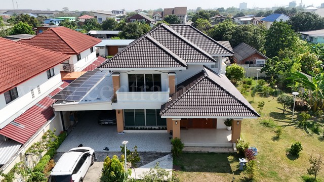รหัสทรัพย์ : 6932บ้านเดี่ยว 300 ตร.วา หมู่บ้านธรรมสุธีร์ ปทุมธานี ติด Solar Cell + EV Charger พร้อมสวนผลไม้ที่ตั้ง&nbsp;:&nbsp;ซอยธรรมสุธีร์ ตำบลบางเดื่อ อำเภอเมืองปทุมธานี จังหวัดปทุมธานี 12000รายละเอียดทรัพย์&nbsp;&nbsp;- บ้านเดี่ยว 2 ชั้น&nbsp;เนื้อที่ 300 ตารางวา พื้นที่ใช้สอย 270 ตารางเมตร- 4 ห้องนอน, 3 ห้องน้ำ, 1 ห้องรับแขก, 1 ห้องอเนกประสงค์, 1 ห้องพระ, 1 ห้องครัว, 2 ห้องเก็บของ, 4 ที่จอดรถ-&nbsp;ติดตั้ง แผงโซล่าเ�