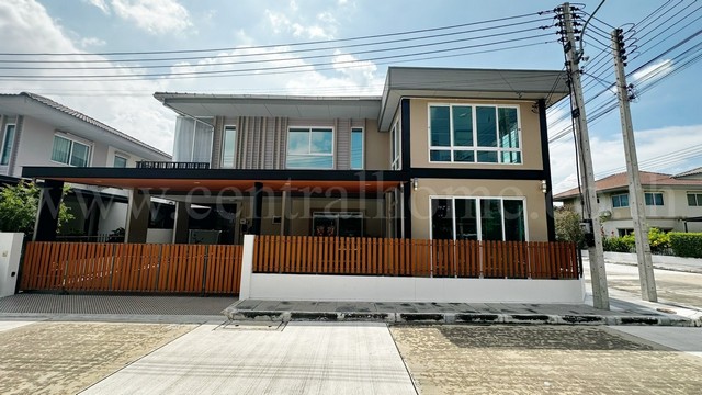 รหัสทรัพย์ : 6734บ้านเดี่ยว ฮาบิเทีย บอนด์ ราชพฤกษ์ หลังมุมที่ตั้ง :&nbsp;ถนนสะพานนนทบุรี-บางบัวทอง 345 ตำบลบางคูวัด อำเภอเมืองปทุมธานี จังหวัดปทุมธานี&nbsp;12000รายละเอียดทรัพย์&nbsp;-&nbsp;โครงการ พัฒนาโดย&nbsp;Sansiri แสนสิริ- บ้านเดี่ยว 2 ชั้น เนื้อที่ 54.4 ตารางวา พื้นที่ใช้สอย 159 ตารางเมตร- 5 ห้องนอน,&nbsp;4 ห้องน้ำ, 1&nbsp;ห้องครัว, 2&nbsp;ห้องรับแขก, 1 ห้องแม่บ้านพร้อมห้องน้ำ, 2 ที่จอดรถ&nbsp;- แอร์ 10 เครื่อง, �