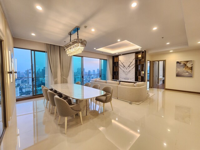 Supalai Oriental Sukhumvit 39 Condominium. BTS: Phrom PhongSize: 193sqm., 3 bedrooms, 3 bathrooms + storageFloor: 31 unblocked view Rental price: 160,000 baht/month Ref.: 41546Listing Detail: www.rent-bangkok-condo.com/properties/41546Co-agents are welcome. - - -Contact us for more information or arrange a viewing:Email. rbc.rentbangkokcondo@gmail.comCall. 066-0588-655Line ID: @rentbangkokcondohttps://lin.ee/9cMeMxeWhatsapp: 0660588655Wechat 微信: rentbangkokcondo