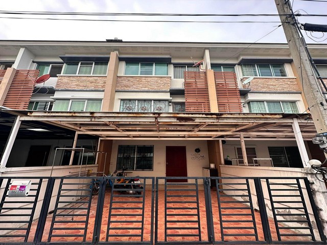 ขายทาวน์โฮม 3 ชั้น 20 ตรว. หมู่บ้านทาวน์พลัส เกษตร – นวมินทร์ ถนนคลองลำเจียก หลังบุญถาวรเกษตรนวมินทร์ *** ราคาขาย 5.2 ล้านบาท (ขายพร้อมผู้เช่า) ติดต่อ:: ชยา โทร/ID Line:: 0942823961   Link Line:: https://line.me/ti/p/3xFA1An8Kcรหัส# T26-1052ทาวน์โฮม 3 ชั้น หมู่บ้านทาวน์พลัส เกษตร – นวมินทร์ ถนนคลองลำเจียก หลังบุญถาวรเกษตรนวมินทร์ • ขนาด 20 ตร.วา • พื้นที่ใช้สอย 300 ตร.ม.  • 3 ห้องนอน • 3 ห้องน้ำ• จอดรถภายในบ้านได้ 2 คัน• โครงการ